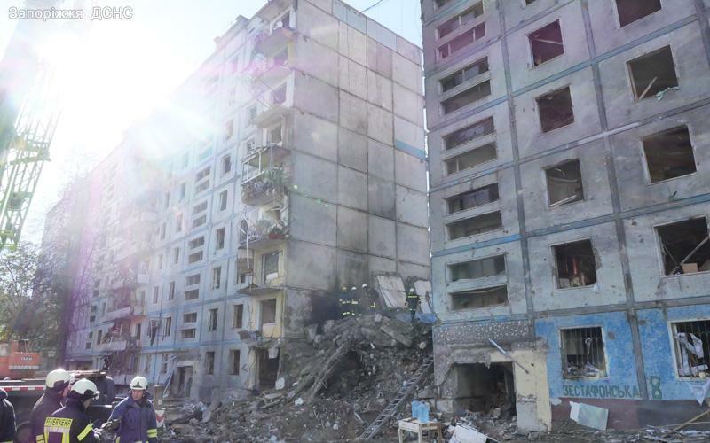 ９階建て集合住宅にミサイルが直撃。建物中央部が吹き飛び、フロアごと下まですっぽりと崩れ落ちた。子ども１人を含む23人が死亡。負傷者は90名。（写真：2022年10月・ザポリージャ・DSNS撮影）