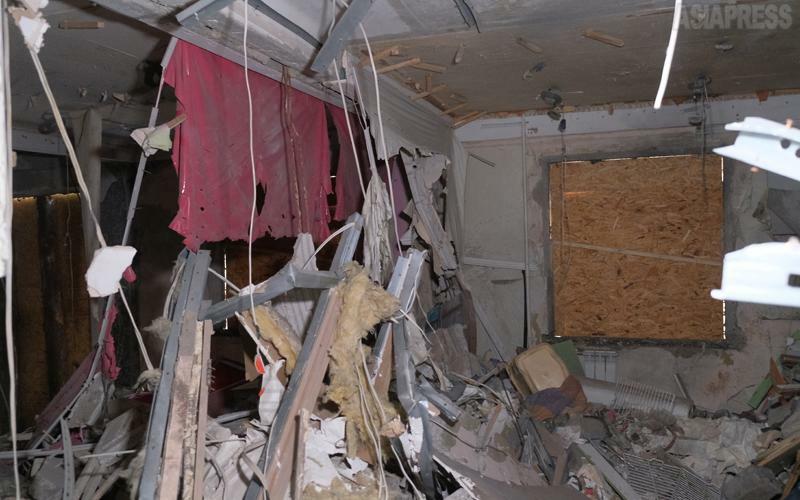 亡くなった隣人男性の室内は、天井と壁が崩れ落ちていた。この住宅には占領地域から安全を求めて身を寄せていた避難民家族の複数の世帯が暮らしていた。(2023年5月・ザポリージャ・撮影：玉本英子）