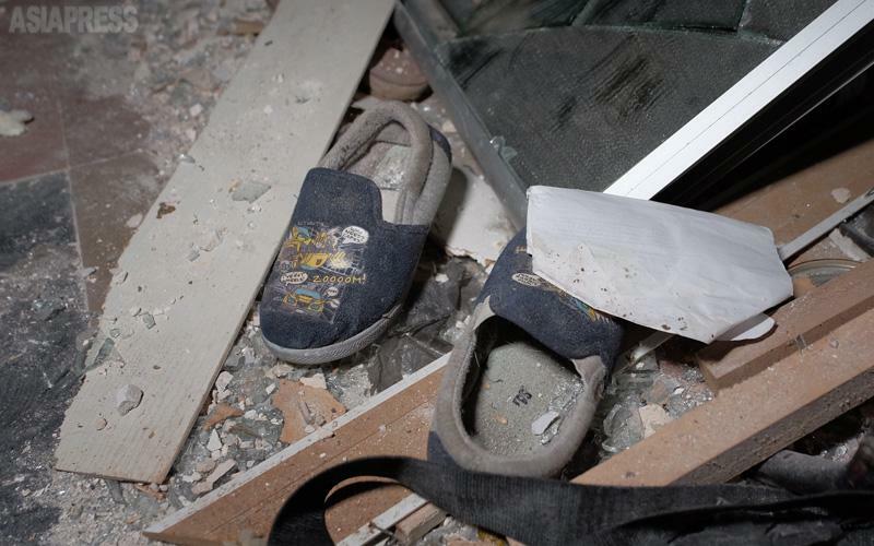 床にはガラスと瓦礫が散乱。幼い子どもの靴が転がっていた。 (2023年5月・ザポリージャ・撮影：玉本英子）