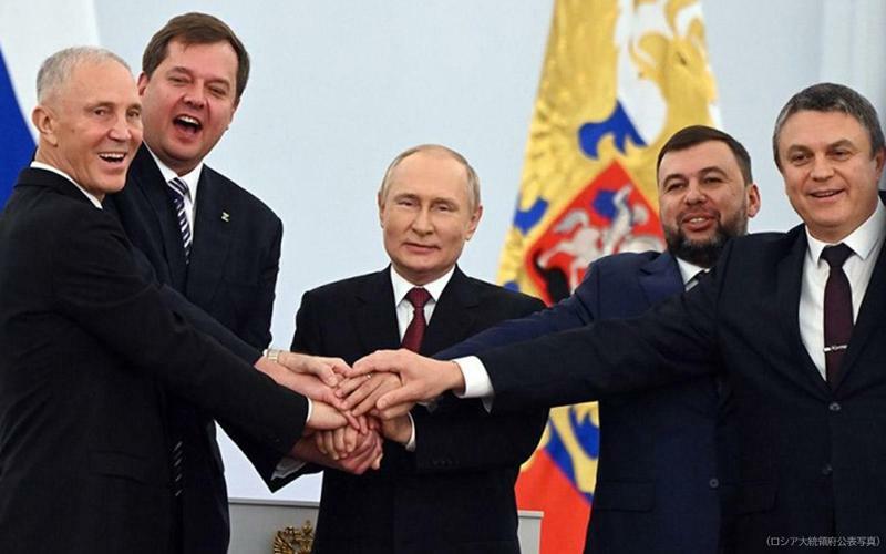 2022年9月、プーチン大統領はウクライナ南東４州の「併合」を承認。プーチンと４州の「代表」。左から２人めの満面の笑顔なのが、エフゲニー・バリツキー「ザポリージャ州行政代表」。（ロシア大統領府写真）