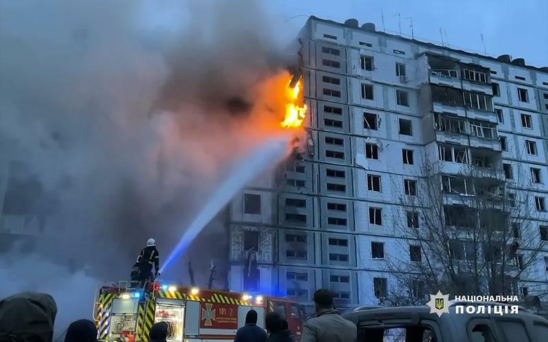 ミサイルが炸裂した直後の映像。6階部分から炎が上がっている。(2023年４月・ウマニ・警察公表映像より）