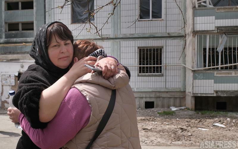 ミサイル攻撃で娘夫婦を失ったヘレナさん（左）と、泣き崩れる隣人。（2023年5月・ウマニ・撮影：玉本英子）