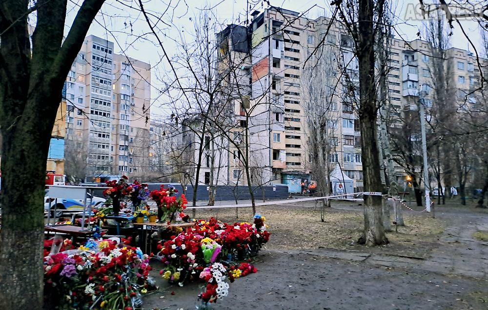 自爆攻撃ドローンが炸裂した集合住宅。犠牲者を追悼し、たくさんの花が手向けられていた。(2024年3月・ウクライナ・オデーサ・撮影：玉本英子）