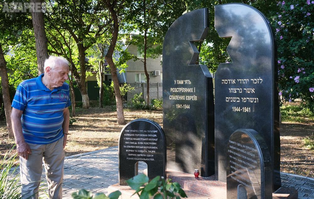 オデーサのユダヤ人虐殺現場の慰霊碑の前に立つローマン・シュヴァルツマンさん。兄は銃殺された。(2022年7月・ウクライナ・オデーサ・撮影：玉本英子）