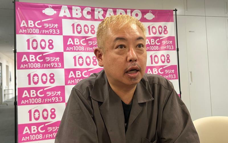 ABCラジオでプロデューサー、ディレクターをつとめている亀井信男さん／写真撮影：筆者