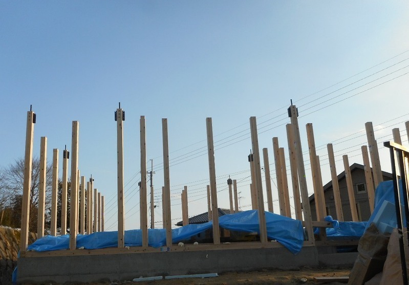 木の柱を建てるのが、建築の基本