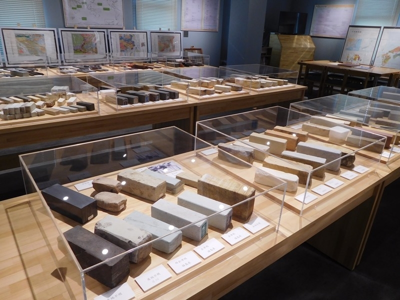 天然砥石館には日本中、世界中の砥石が並ぶ