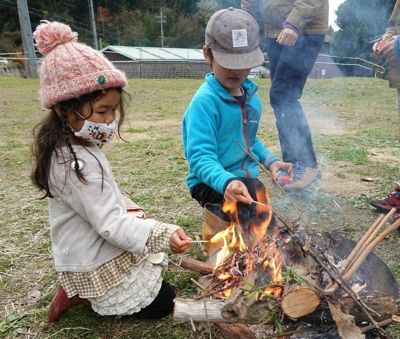 焚き火の技術は子どもたちの間でも伝承されていく。