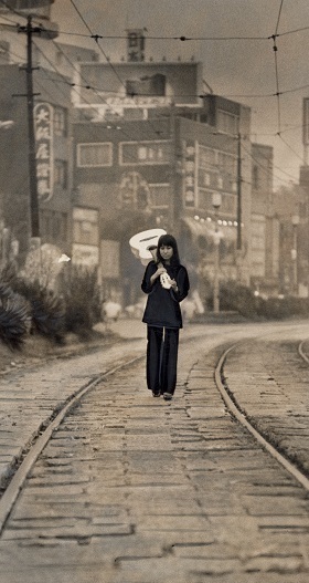 ブレイクのきっかけとなったデビュー当時の「新宿25時間キャンペーン」の写真