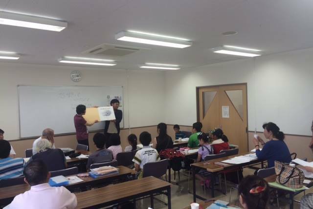 外国人散在地域でのボランティア教室。絵本の読み聞かせに子どもたちが見入っていた