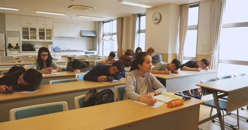 日本語学校のこうした授業風景は、一部「常態化」している実態も：