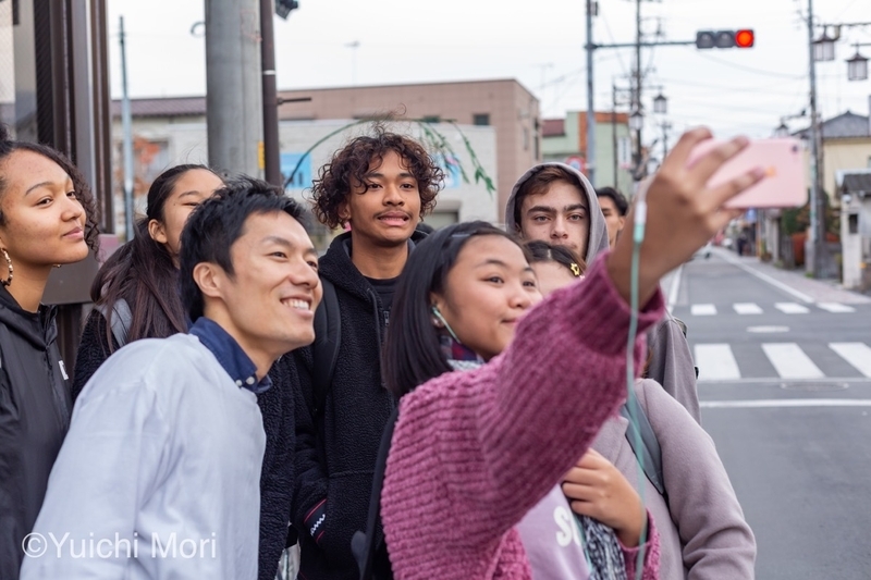 日本語教室は子どもや外国人保護者と地域との「仲介役」としての役割も担う。海外ルーツの子ども同士の出会いの場でもあり、大切な居場所でもある。（写真：森祐一）