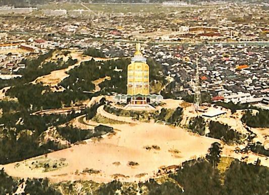 上・比治山平和塔の完成予想図のイラスト、下・平和塔を合成した比治山の上空写真（いずれも世界平和広島仏舎利奉安会『釈迦第五の聖地 世界平和広島仏舎利塔 広島市比治山平和台』から引用）