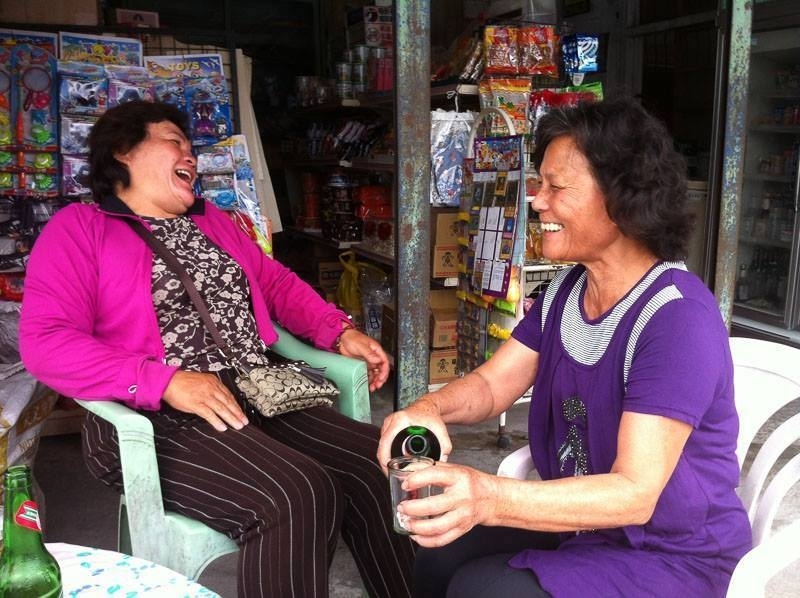 台湾の雑貨店での風景。笑顔の女性が片手に持つのは台湾ビール（写真提供：熊谷俊之）