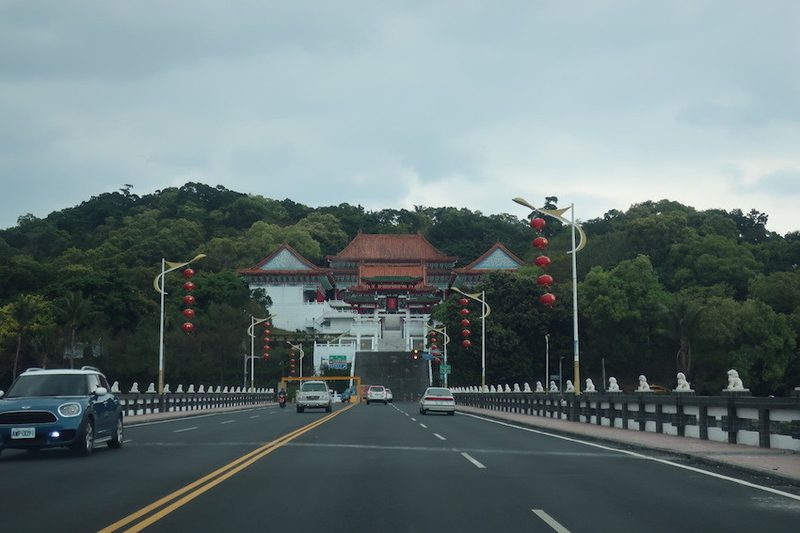 日本統治時代に花蓮港神社と呼ばれた忠烈祠の前の橋も、問題なく通行できた（撮影筆者）