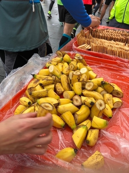 エイドで提供された台湾バナナ。マンゴーは夏場の果物なので残念ながらこの時期にはない（写真提供：内田英利）