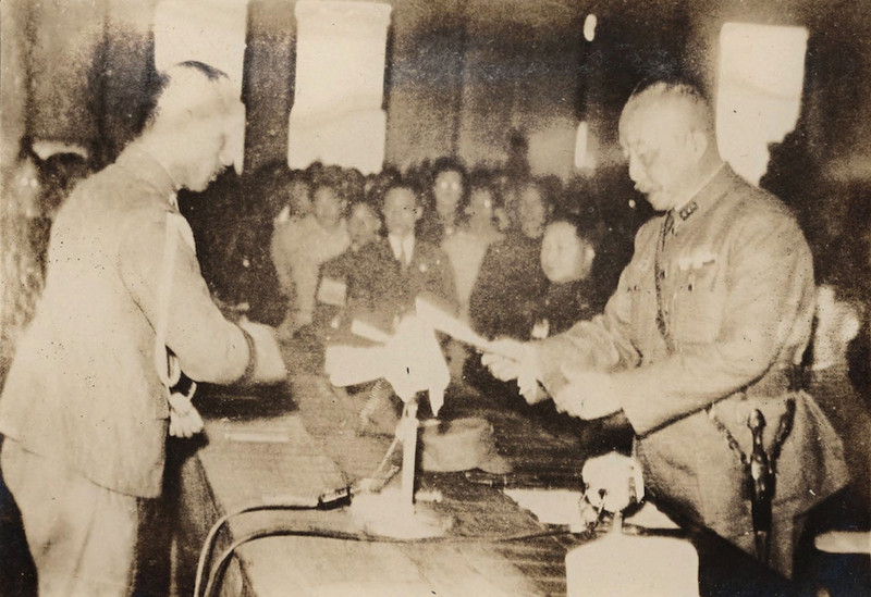 受降式にて。日本側としては当時の安藤利吉第19代台湾総督兼軍司令官のほか、高官が列席した。（資料所蔵：国立台湾図書館）
