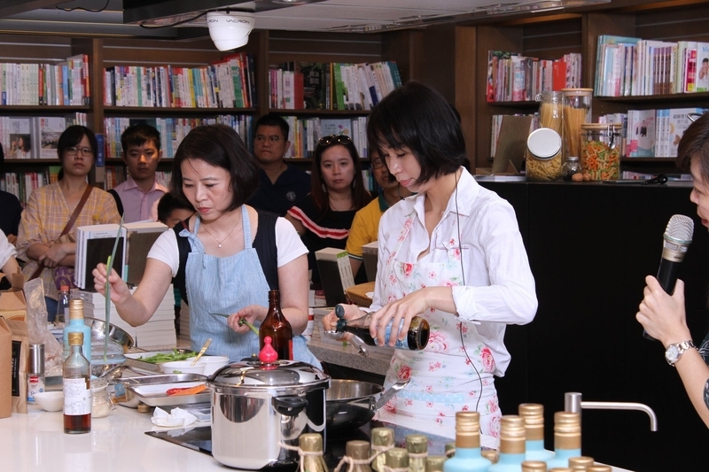 台湾の信義店にも実演のできるキッチン設備がある。調理の実演が始まると、においに誘われて、つい足が向いてしまう（写真提供：誠品書店）