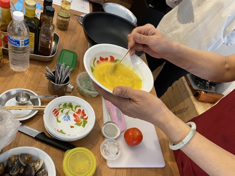 取り上げたメニューの一つが、台湾家庭料理のド定番、トマトの卵炒め。シンプルだけど意外に難しい。参加者は各自先生の前で実演し、味と手順が実感できる。（撮影筆者）