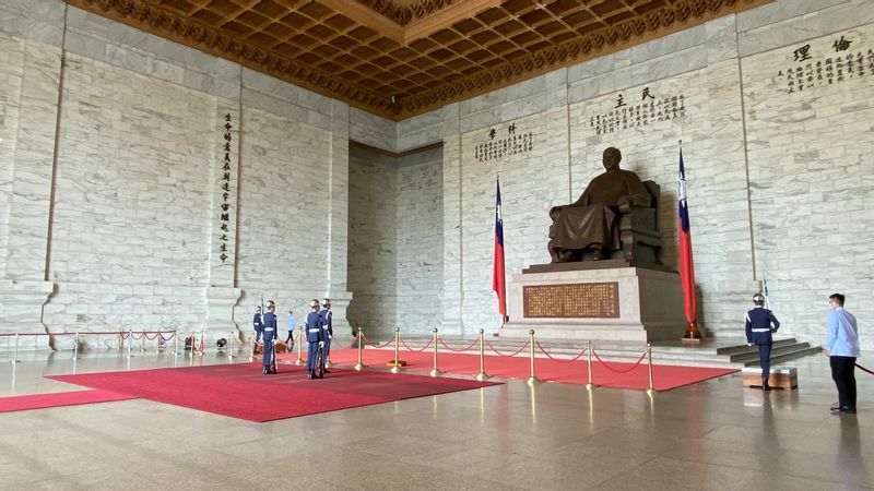 台湾で最大の蒋介石像前で定時にある衛兵の交代式は、観光客にも人気だが、この銅像撤去を求める声もある（撮影筆者）
