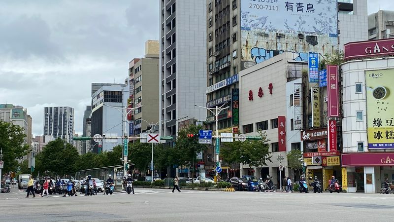 写真右から４軒目が鼎泰豊の新店舗。MRT大安森林公園駅から徒歩約３分。目の前の信義路からは台北101も見える（撮影筆者）