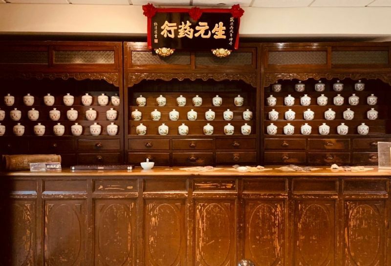 博物館に展示された漢方薬剤店の棚。提供した店は台北に今もある。棚は３層構造で、上段の陶製の器が多いほど高価な薬剤を扱う数が多い（写真提供：張文徳）