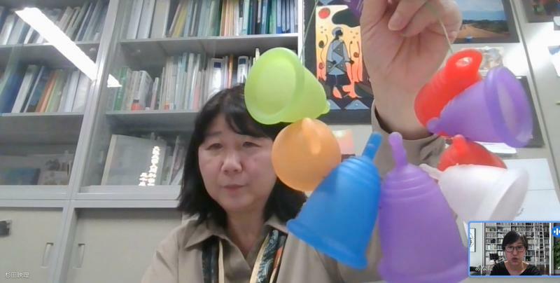 メーカーから提供された月経カップのサンプルを手にする杉田先生。自身もカップの使用で「経血観が変わった」という（撮影筆者）