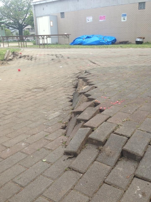 地震で亀裂が入った公園＝2016年4月撮影