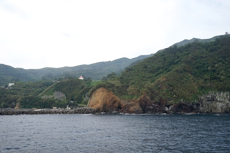 鹿児島県三島村の黒島。周囲を崖に囲まれる