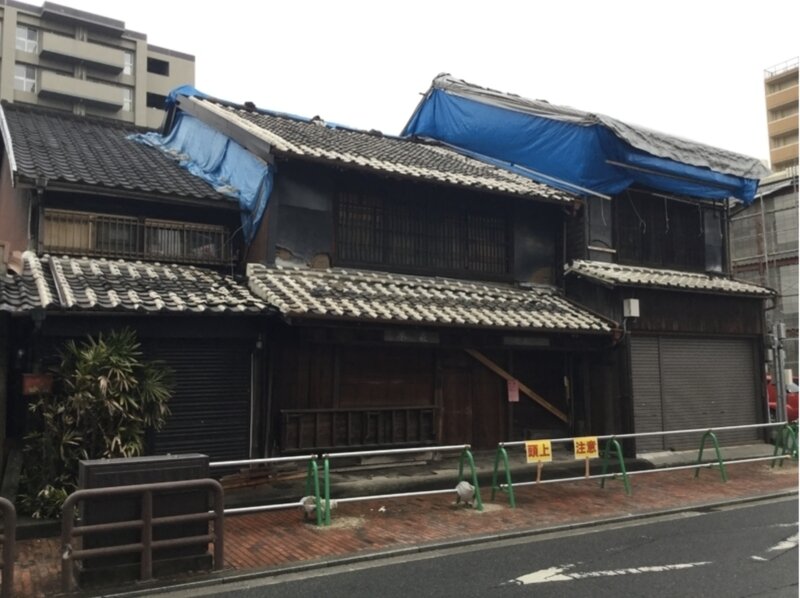 大きく損傷した古町地区の町屋＝2017年4月6日、熊本市中央区（筆者撮影）