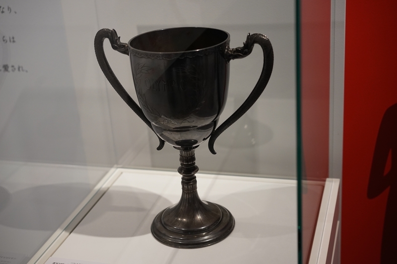 箱根駅伝では最優秀選手賞として「金栗四三杯」が贈られている。この時に贈られるカップは、金栗が1911年のストックホルム五輪の国内予選大会で獲得した優勝カップを複製したものだ（筆者撮影）