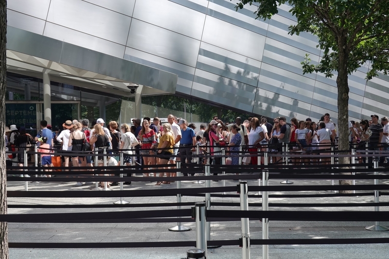 「9.11 メモリアルミュージアム」のチケット販売窓口には長蛇の列ができていた＝2019年7月（筆者撮影）