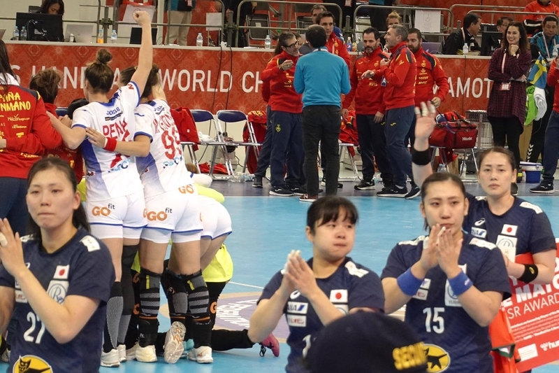 スペインに敗れ涙を見せる日本代表の選手たち。会場では健闘をたたえる拍手が鳴り止まなかった（筆者撮影）