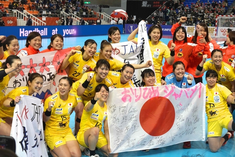 中国に勝利して笑顔を見せる日本代表選手たち。欧州遠征を行うなど着実に強化は進んでいる（筆者撮影）