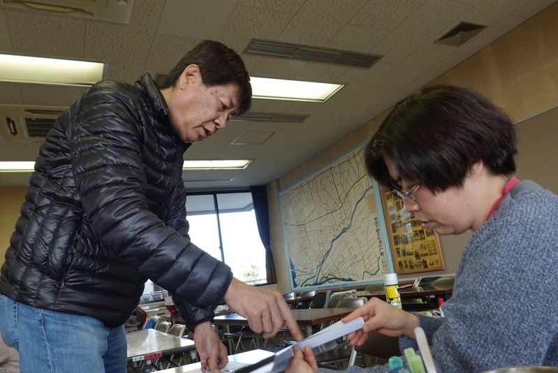 ペーパークラフト教室の参加者にアドバイスを送る石井さん（左）（筆者撮影）