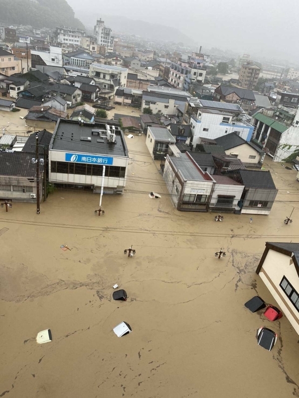 氾濫で水につかった人吉市中心部＝4日、熊本県人吉市（住民提供）