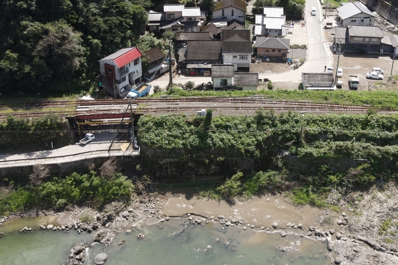 渕田酒造本店（中央上）は線路をくぐってすぐの場所にあった。写真手前は球磨川。発災当時、水は線路と同じくらいの高さにまで達したという＝熊本県球磨村
