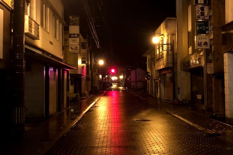 夜の人吉市中心市街地。水につかった1階の店舗はほとんど営業しておらず、人通りも少ない＝人吉市
