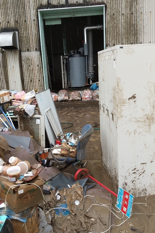 豪雨災害で被災した球磨焼酎リサイクリーンの工場。水につかったモーターの駆動部分などが使用できなくなったという（同社提供）