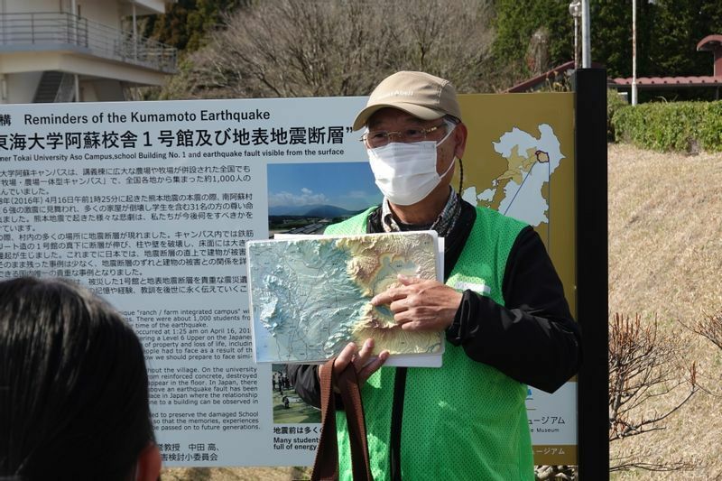 日本が抱える地震リスクなどについて解説する「語り部」男性（筆者撮影）