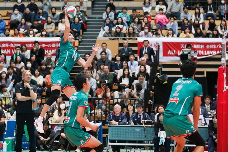 初優勝した14年の天皇杯には出場。日本一の喜びをコートで味わったが、Vリーグ決勝はコートに立つことができず創部以来84年での初優勝も喜びと共に苦い記憶が残った