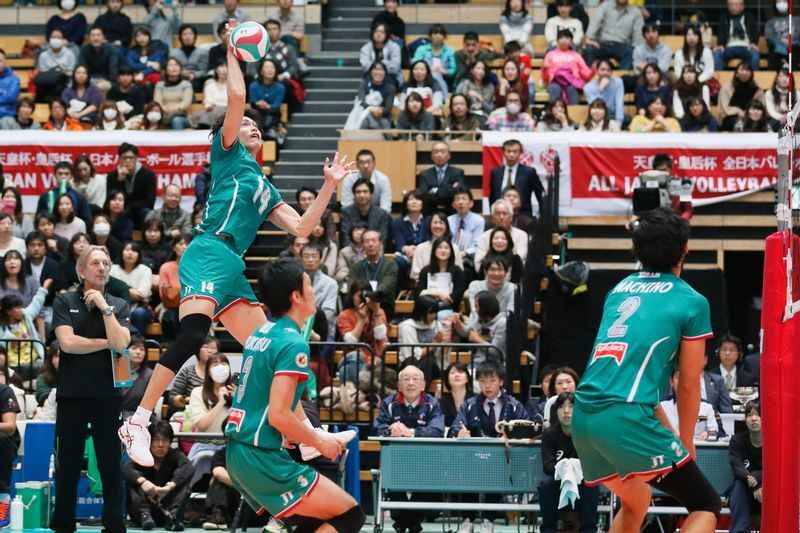 初優勝した14年の天皇杯には出場。日本一の喜びをコートで味わったが、Ｖリーグ決勝はコートに立つことができず創部以来84年での初優勝も喜びと共に苦い記憶が残った