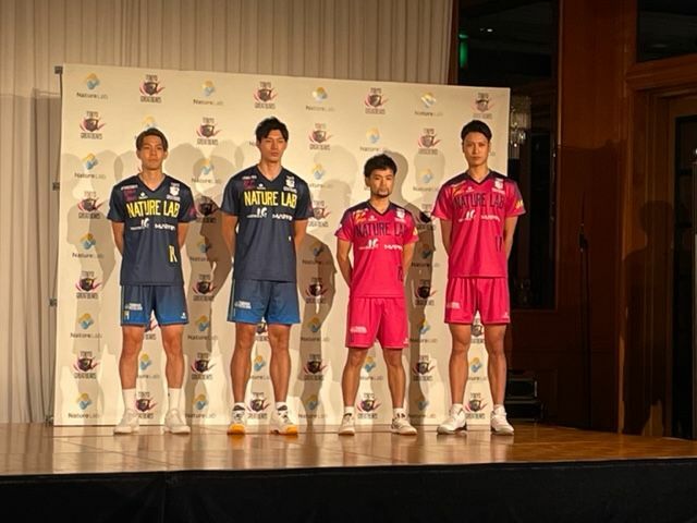 ユニフォームで登壇した（左から）手原、星野、古賀、山田の各選手。新たなシーズン、新たな戦いへの意欲を見せた（筆者撮影）