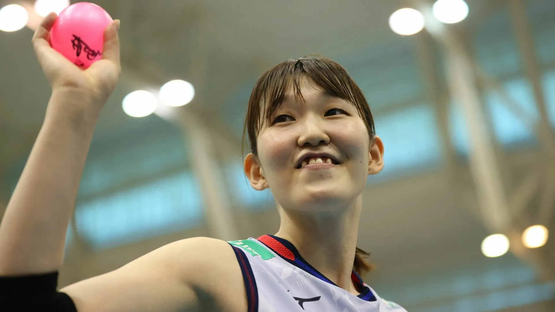 女子バレー世界選手権】井上愛里沙「クールな女子高生」が「頼れるエース」へ成長を遂げたチェコでの転機（田中夕子） - エキスパート -  Yahoo!ニュース