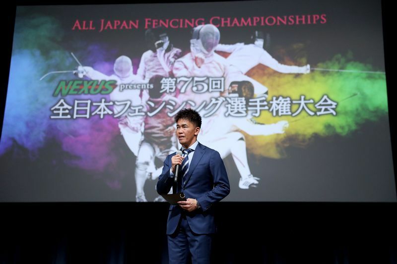 MCとして大会を盛り上げ、開会宣言、閉会時にも会長としてフェンシング、スポーツ界の未来へ向けた熱い思いを述べた（写真：Shugo Takemi）