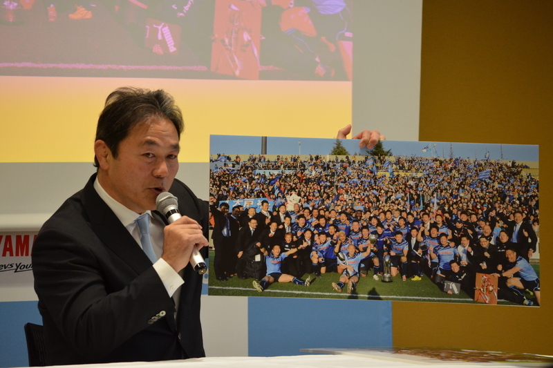 2019年1月の監督退任会見。清宮監督は2014年度の日本一の写真を紹介した。（筆者撮影）