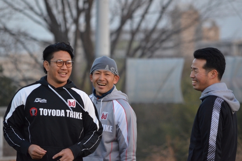 写真左から菊谷氏、小野澤氏。写真右はアシスタントコーチを務める福井国体優勝メンバーのラガーマン、奥井亮太氏。(筆者撮影)
