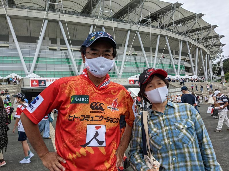 ラグビー選手全員を応援しているという冨塚さん（左）　（写真：筆者撮影）