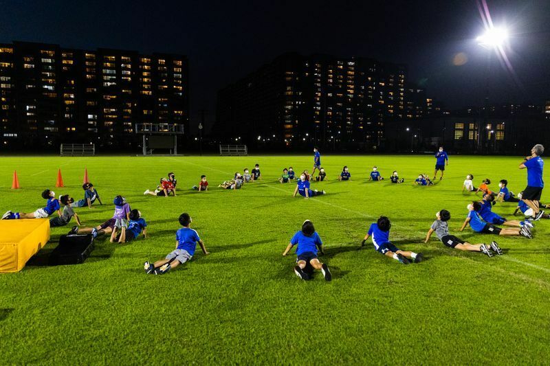 千葉・新浦安の「アークス浦安パーク」が練習場。天然芝2面にナイター設備、屋内練習場などが揃う世界トップレベルのラグビー施設だ。写真： ShiningArcs