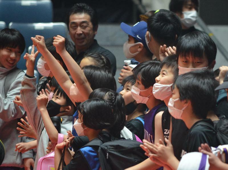 歓喜する東京・世田谷区のミニバスケットボールクラブ「玉堤Wizards」のメンバー。選手は複数の小学校から集まる。「友情」「ほほえみ」「フェアプレーの精神」を指導方針とするアットホームなチーム